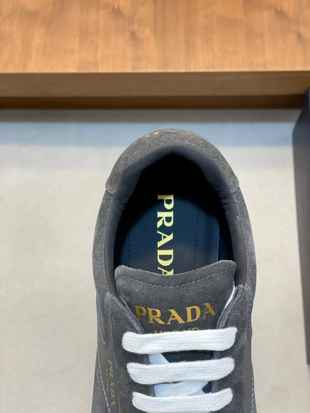 Men's shoes 💰740 Prada/Prada's new men's spliced ​​casual sports shoes. These sports shoes use exquisite stitching technology to outline a unique geometric texture, and contemporary lines and details reinterpret the classic sports style. The upper is made of ultra-official material, and the lining is full cowhide. It is lightweight, breathable, practical and versatile. The tongue is decorated with the Prada Milano logo, and the logo print is embellished with the laces. It is paired with a 2.5cm two-color rubber sole to create a comfortable wearing experience. Comes with full set of original packaging dust bag! Size: 39-40-41-42-43-44 (38, 45 customized) standard leather shoe size